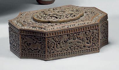 CHINE - XVIIIe/XIXe siècle Petite boîte octogonale en cuivre à patine brune ajourée...