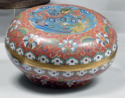 CHINE - XIXe siècle Boîte de forme ronde en bronze doré et émaux cloisonnés à décor...