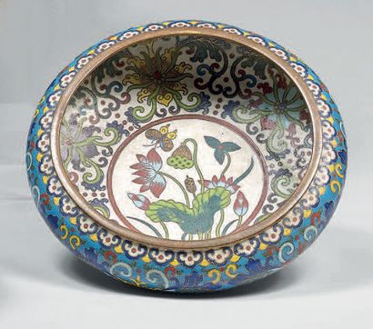 CHINE - Vers 1900 Petite vasque en bronze et émaux cloisonnés, à décor de fleurs...