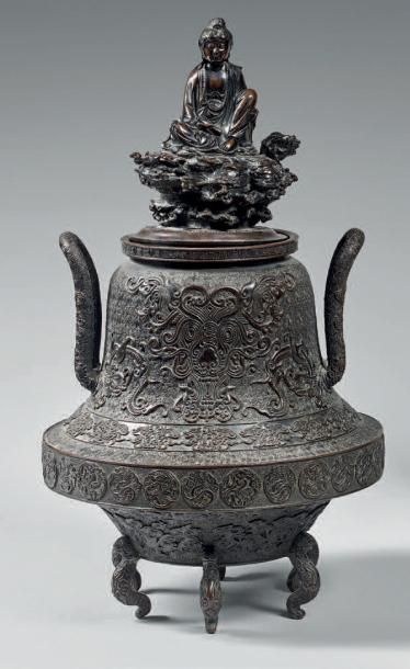 JAPON - Epoque MEIJI (1868-1912) Brûle-parfum hexapode et à deux anses en bronze...