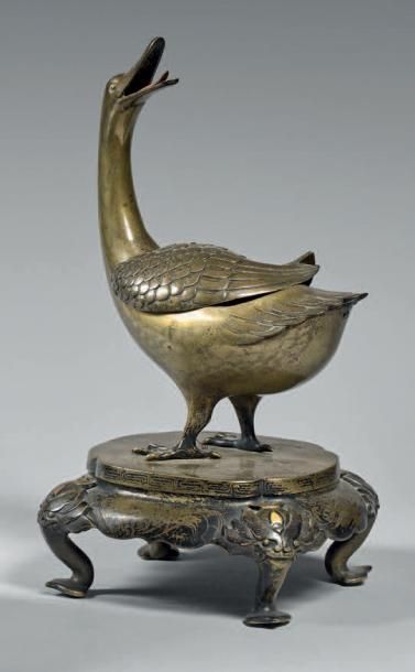 JAPON - Epoque MEIJI (1868-1912) Brûle-parfum en forme de canard en bronze, la tête...