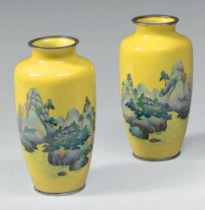 JAPON - Epoque MEIJI (1868-1912) Paire de vases balustres en shibuichi et émaux cloisonnés...