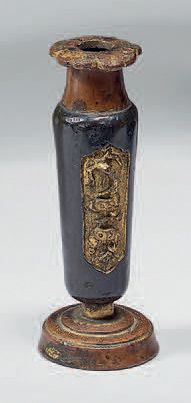 JAPON, Sawasa - XVIIe siècle Petit porte-baguettes d'encens en bronze laqué noir...