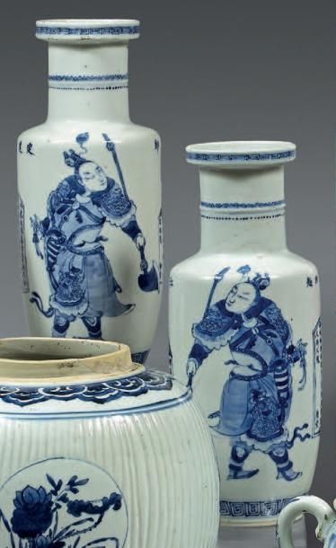 CHINE - XIXe siècle Paire de vases rouleaux en porcelaine décorée en bleu sous couverte...