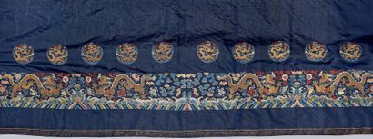 CHINE - XIXe siècle Panneau de forme rectangulaire en soie bleue foncé à décor brodé...