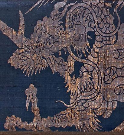 JAPON - Époque EDO (1603-1868) Bannière de clan en soie damassé à décor de dragon...