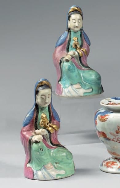 CHINE - Fin du XVIIIe siècle Deux statuettes de Guanyin en porcelaine émaillée polychrome,...