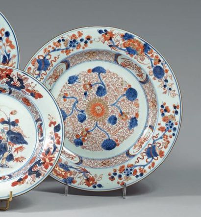 CHINE, Compagnie des Indes Époque Kangxi (1662-1722) Grande assiette en porcelaine...