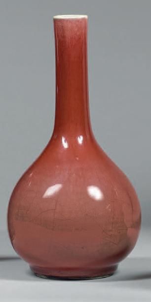 CHINE - Époque KANGXI (1662-1722) Petit vase de forme «tianqiuping» en porcelaine...