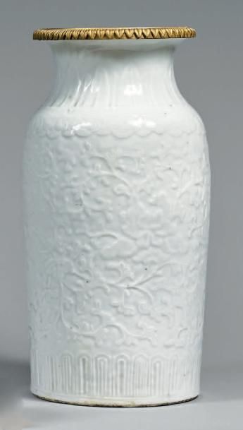 CHINE - XVIIIe/XIXe siècle Vase de forme balustre à col évasé en porcelaine émaillée...