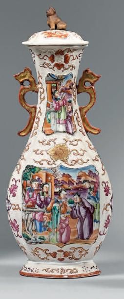 CHINE, Canton - Fin de l'époque Qianlong (1736-1795) Vase balustre couvert en porcelaine...