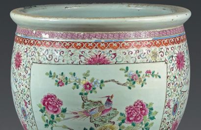 CHINE - XIXe siècle Paire de jardinières en porcelaine émaillée polychrome dans le...