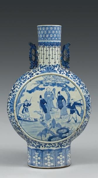 CHINE, Canton - Fin du XIXe siècle Grande gourde en porcelaine à décor en bleu sous...