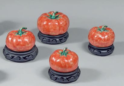 CHINE - XIXe siècle Quatre tomates en porcelaine émaillée rouge, dont une plus grande.
(Usures...
