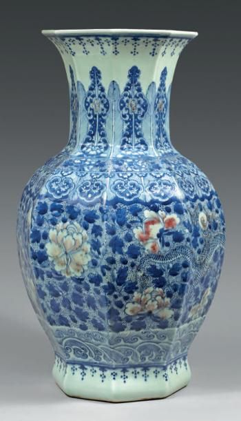 CHINE - fin du XIXe siècle Grand vase à huit pans et haut col évasé en porcelaine...