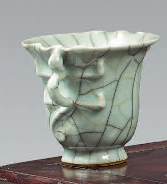 CHINE - XIXe siècle Tasse en porcelaine émaillée céladon craquelée. L'anse en forme...