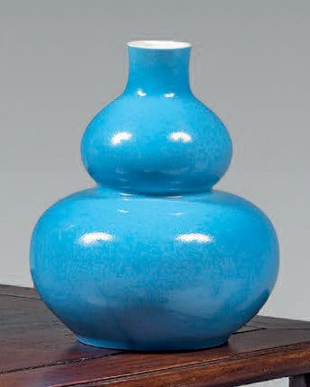 CHINE - Moderne Petit vase double gourde en porcelaine émaillée bleu turquoise.
Au...