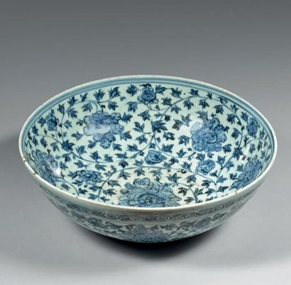 CHINE - Époque Ming (1368-1644), XVIe siècle Grande jatte en porcelaine décorée en...