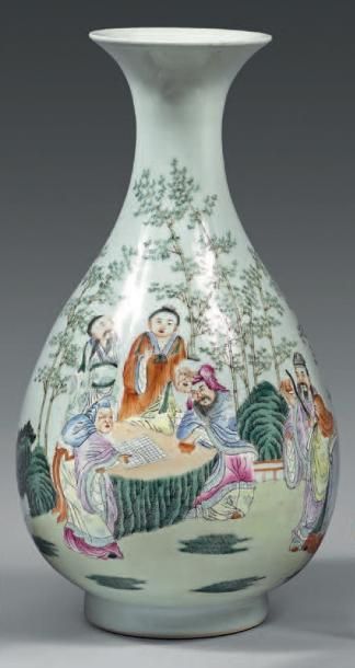 CHINE - Époque de la République - Minguo (1912-1949) Vase de forme yuhuchunping en...