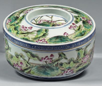 CHINE - XIXe siècle Boîte couverte en porcelaine émaillée polychrome à décor de couples...