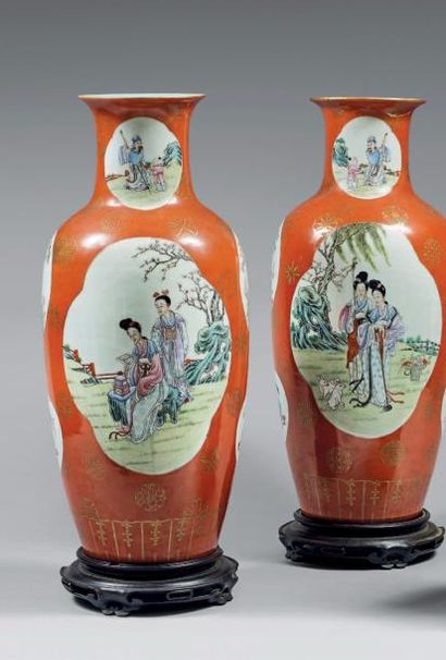 CHINE - Époque de la République MINGUO (1912-1949) Paire de vases balustres à bord...