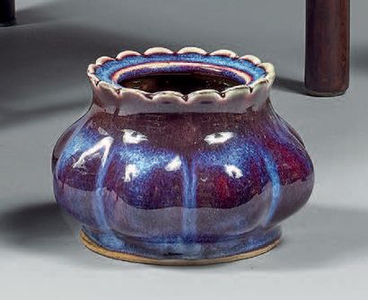 CHINE - XXe siècle Petit pot en forme de grenade en porcelaine émaillée rouge flammée.
Au...