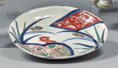 JAPON - fin du XIXe siècle Coupelle en porcelaine à décor en bleu sous couverte et...