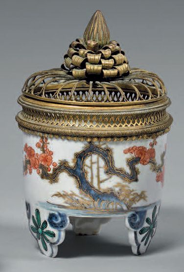 JAPON, Imari Brûle-parfum tripode en porcelaine décorée en bleu sous couverte, rouge...