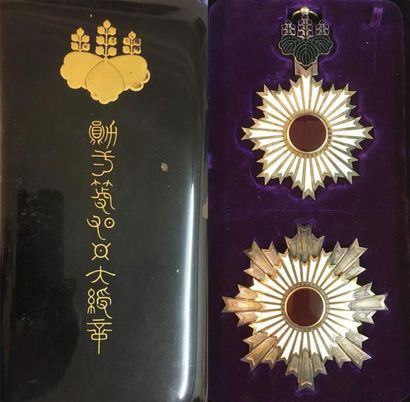 null Japon - Ordre du Soleil Levant, fondé en 1875, ensemble de 1re classe (grand-croix)...