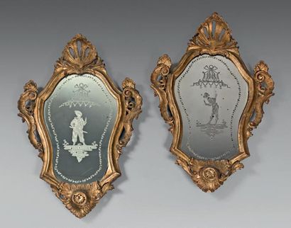 null Paire de miroirs gravés de personnage de la Comedia del arte dans des encadrements...