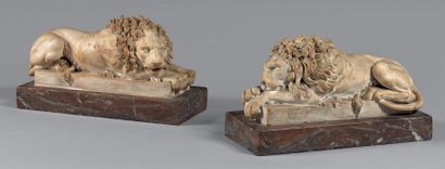 Giovanni TREVISAN dit Volpato (1713-1803) Deux statuettes de lions couchés en biscuit,...