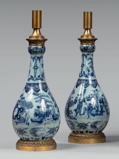 DELFT Paire de vases à double renflement, décor en camaïeu bleu de paysages animés...