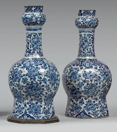 DELFT Paire de grands vases à renflement décorés en camaïeu bleu de semis de fleurs...