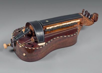 null Vielle à roue en forme de guitare avec cheviller gravé de croisillons et sculpté...