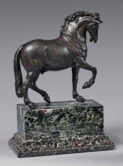 null Statuette de cheval passant, bouche ouverte, l'antérieur droit levé, en bronze...
