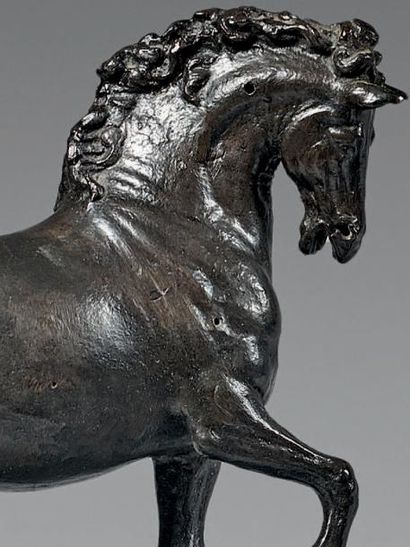 null Statuette de cheval passant, bouche ouverte, l'antérieur droit levé, en bronze...