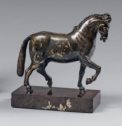 null Statuette de cheval passant, l'antérieur droit levé, en bronze à patine foncée...