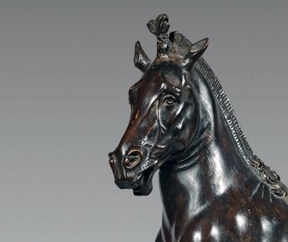 null Grande statuette de cheval cabré en bronze patiné, la crinière nouée.
Italie,...