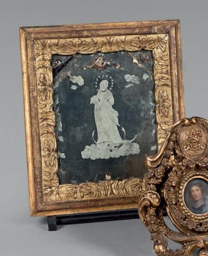 null Miroir gravé d'une Vierge sur un croissant dans les nuées.
XVIIIe siècle.
(Accidents).
Dans...