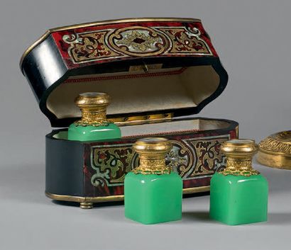 null Coffret en écaille à décor Boulle en laiton et étain contenant trois flacons...