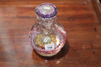 null Flacon couvert en cristal «mille-fleurs» daté 1848.
Hauteur: 12,5 cm