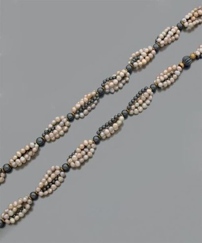 null Collier de perles de culture d'eau douce alternées de boules d'hématites, l'une...