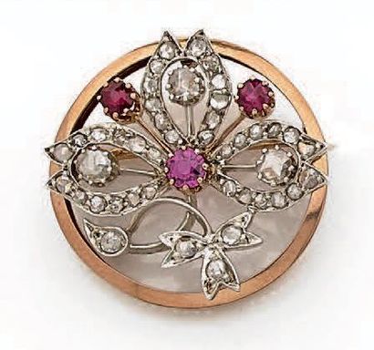  Broche ronde en or 750 millièmes à décor de fleur ornée de diamants taillés en rose...