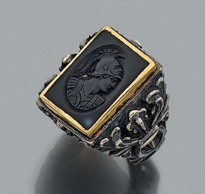 null Bague en argent 925 millièmes décorée d'agrafes de feuillages ornée d'un camée...