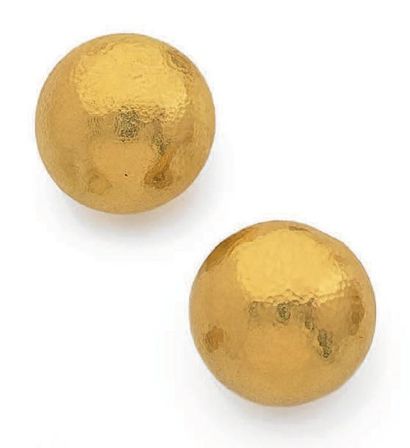 null Paire de boucles d'oreilles composées d'une demi-boule d'or jaune 750 millièmes...