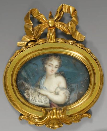 ÉCOLE FRANÇAISE du XVIIIe siècle Jeune musicienne Miniature. 4,6 x 6,7 cm Cadre doré...