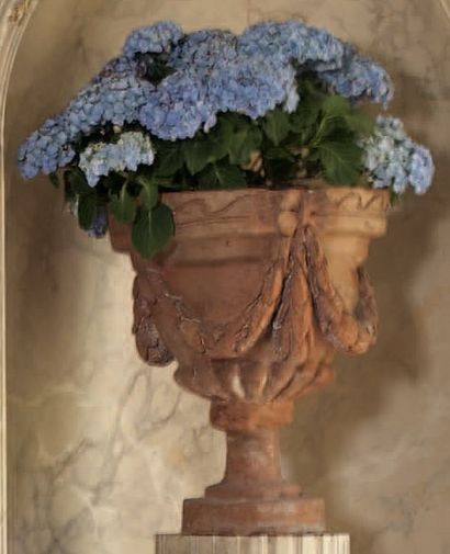 null Grand vase de jardin à piédouche en terre cuite orné de feuilles de laurier,...