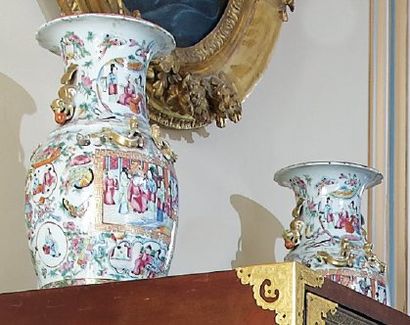 Canton Paire de vases à décor polychrome et or de scènes de palais chinois dans des...