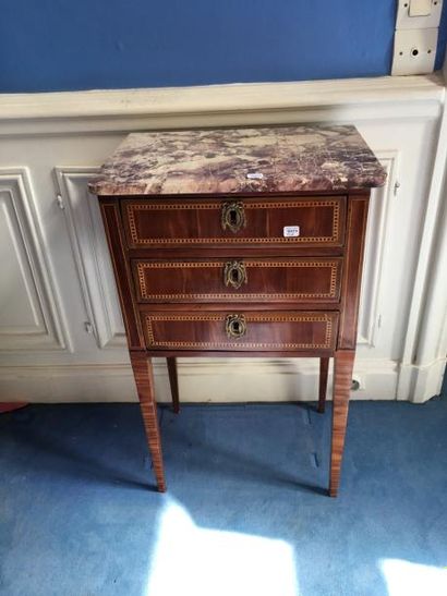 null Petit commode ouvrant à trois tiroirs.
Style Louis XVI, XIXe siècle.