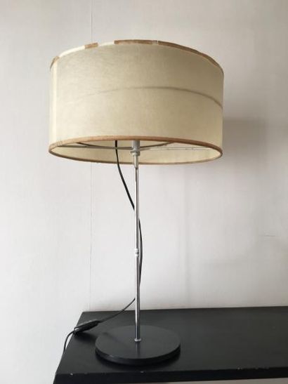 ALAIN RICHARD (né en 1926) Lampe modèle « A9 », fût en métal chromé, base circulaire...